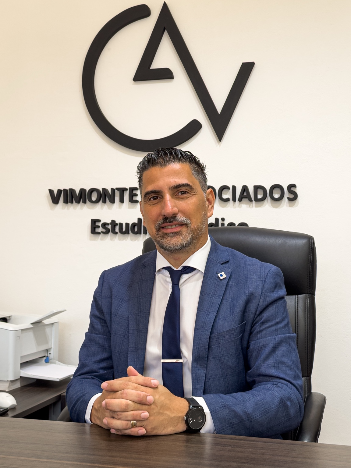 Dr. Claudio Adrián Vimonte en su estudio jurídico